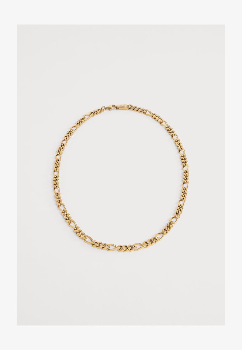 Collier chaîne en or avec des maillons plats et ovales entrelacés, posé à plat sur un fond blanc uni.