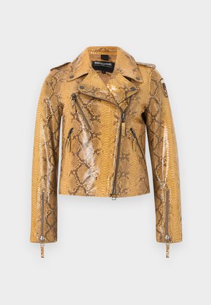 Veste de motard à motif serpent jaune avec fermeture éclair asymétrique à l'avant, poches zippées, épaulettes et poignets zippés sur les manches longues.