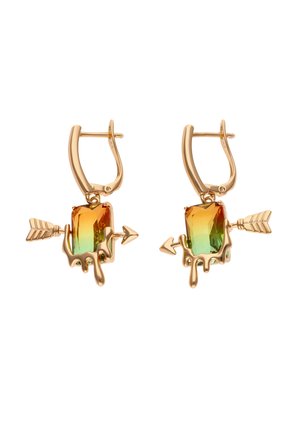 Złote kolczyki koła z wielokolorowymi prostokątnymi kamieniami przebitymi szczegółowymi złotymi strzałami, z wzorem topniejących kropel u podstawy każdego kamienia.