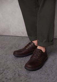 Unselected, mahagony