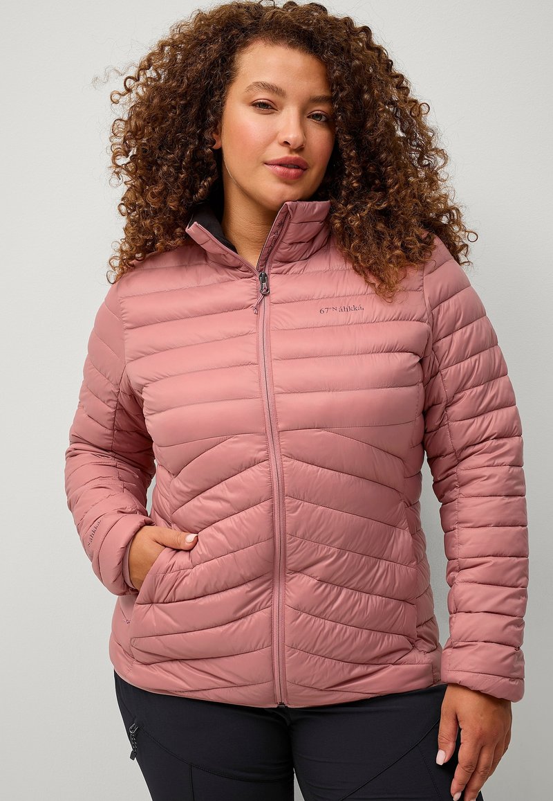 Lys pink pufferjakke med høj krave, chevron-syninger og lynlåslommer. Fremstillet af glat, skinnende stof med en tætsiddende design.