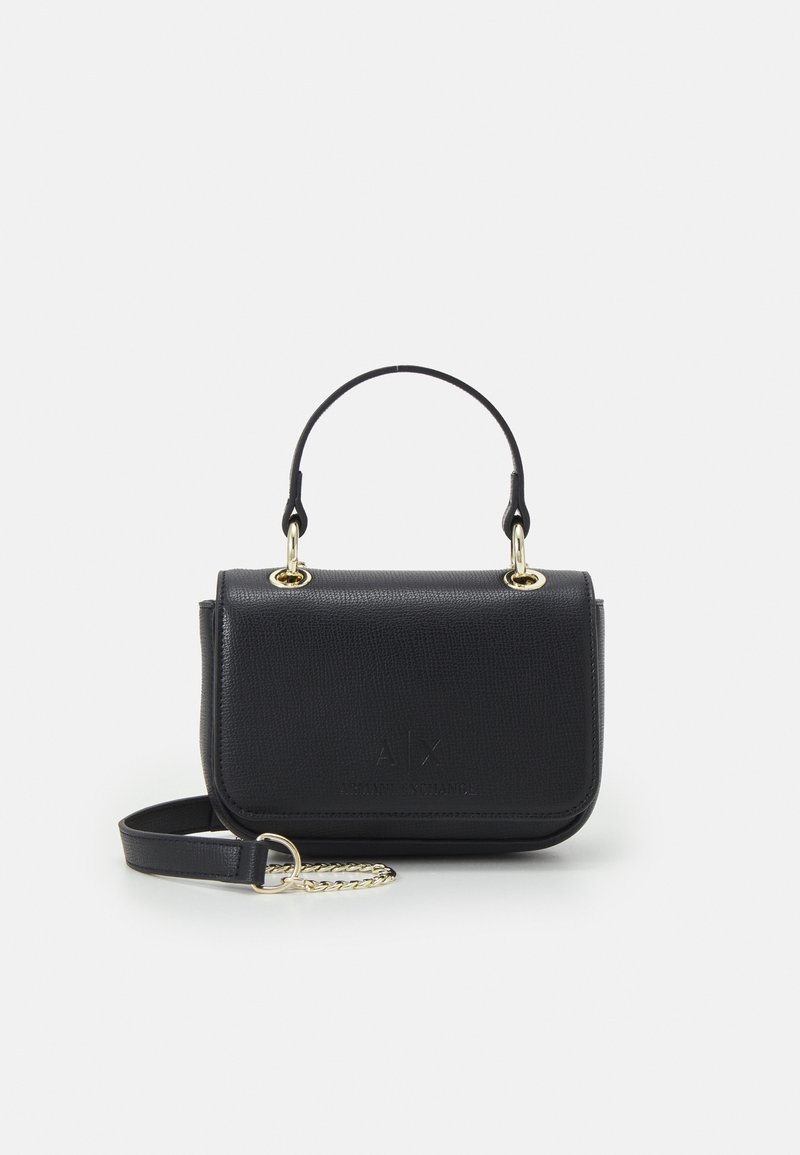 Sac à main en cuir noir avec poignée courte et bandoulière amovible ornée d'accents de chaîne dorée, logo Armani Exchange embossé sur le rabat avant.