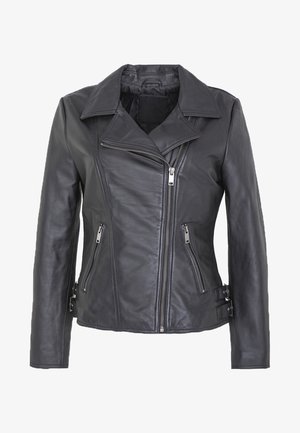 Chaqueta de motocicleta de cuero negro con cuello con muesca, cremallera asimétrica y tres bolsillos con cremallera. Presenta detalles con hebillas en los laterales.