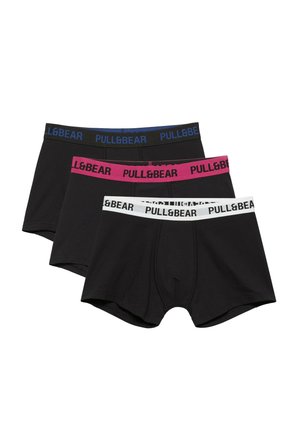 Trzy pary czarnych bokserek z elastycznymi pasami w kolorze białym, różowym i czarnym, każda opatrzona marką z tekstem "PULL&BEAR".