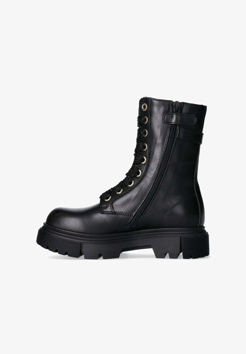 Stivale alla caviglia in pelle nera con suola spessa, parte anteriore con lacci, cerniera laterale e dettagli testurizzati lungo i lacci. Design resistente per l'uso all'aperto.