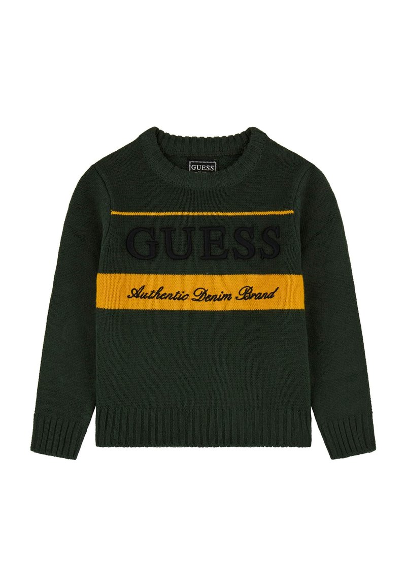 Maglione verde lavorato a maglia con colletto e polsini a coste. Strisce orizzontali gialle e blu navy con il testo "GUESS" e "Authentic Denim Brand".