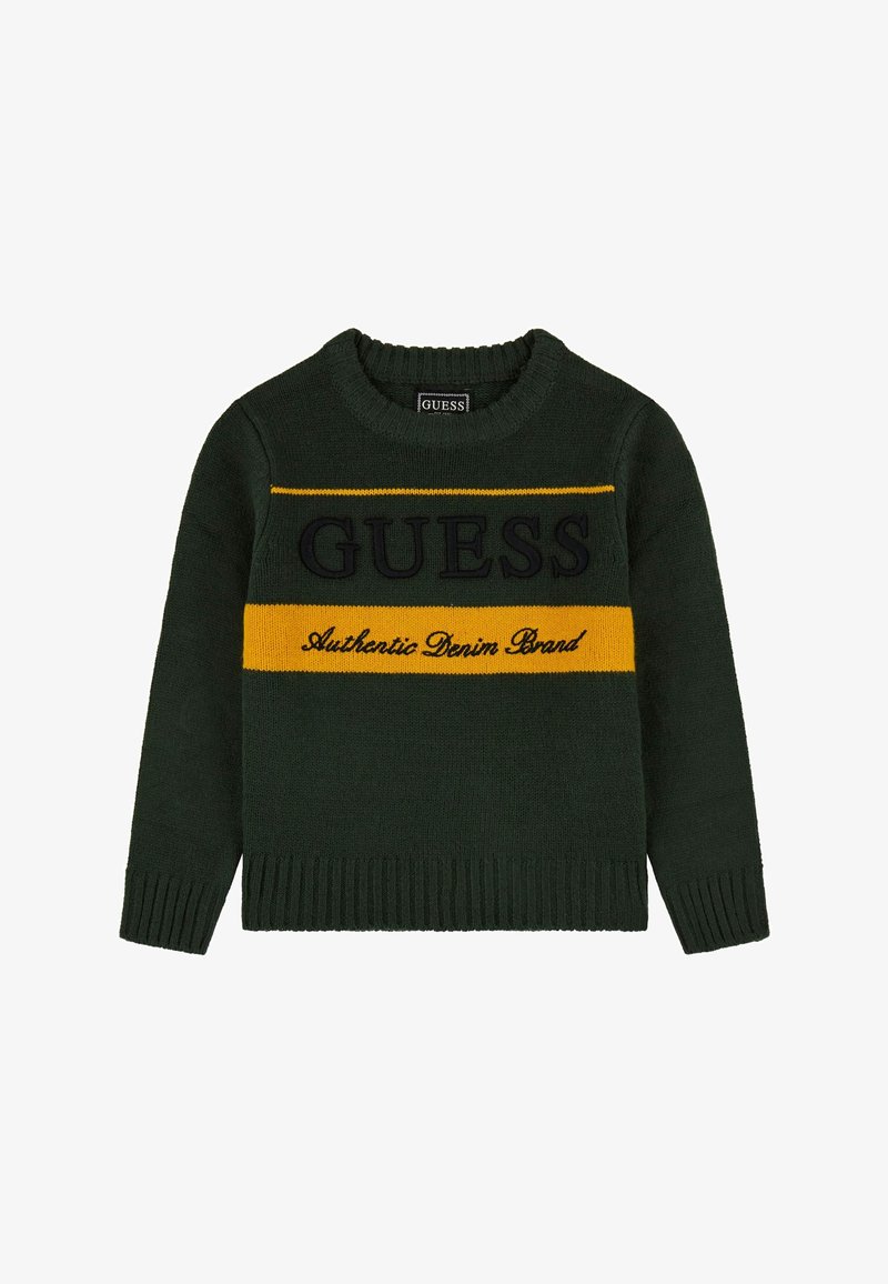 Maglione verde lavorato a maglia con colletto e polsini a coste. Strisce orizzontali gialle e blu navy con il testo "GUESS" e "Authentic Denim Brand".