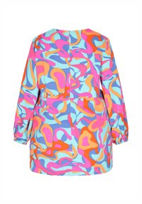 Rochie colorată, cu un model abstract, cu mâneci lungi, decolteu rotund și fermoar la spate, având nuanțe de roz, portocaliu, albastru și turcoaz.
