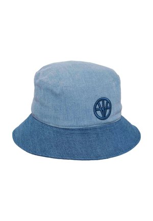 Dvojfarebný modrý džínový klobúk v štýle vedra s okrúhlym vyšívaným logom na prednej strane.