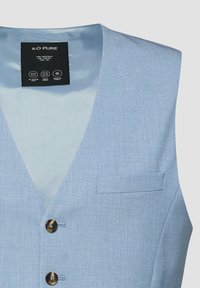 Gilet pour homme bleu clair, cintré, avec deux boutons marron, poche poitrine passepoilée, et étiquette intérieure noire portant l'inscription "s.O Pure".