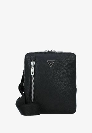 Zwarte geprofileerde leren schoudertas met zilverkleurige hardware, ritssluiting, verstelbare schouderband en prominent driehoekig logo-detail.