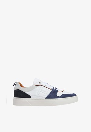Weiße und marineblaue Sneaker aus Leder und Wildleder. Sie haben ein rechteckiges Logo, weiße Schnürsenkel, eine strukturierte Sohle und ein minimalistisches Design.