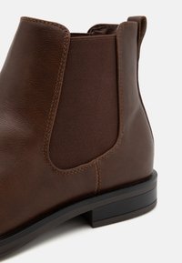 Pier One Klassikalised poolsaapad - brown