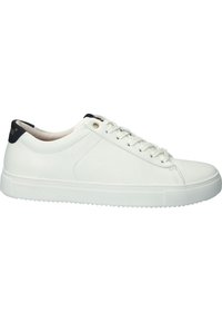 Sneaker in pelle bianca con punta arrotondata, suola in gomma piatta, chiusura con lacci in tessuto e accento blu navy sul tallone. Texture liscia, branding minimale.