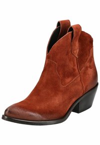 Stivaletto in suede marrone con punta affusolata e tacco basso. Presenta dettagli di cucitura e linguette su entrambi i lati per una facile calzata.