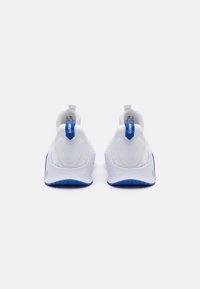 Vita atletiska skor med blå detaljer, med en texturerad ovandel, mjuk dämpning och en stadig gummisål. Dragflik på hälen.