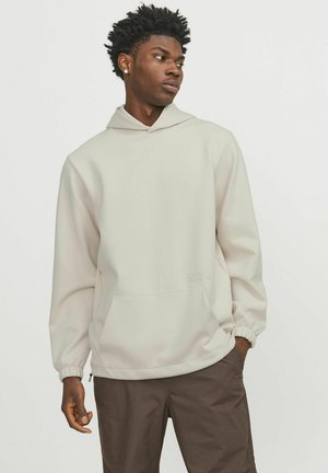 Sweatshirt bej cu glugă, cu mansete elastice și o buzunar frontal, realizat dintr-un material neted. Logo-ul subtil embosat în zona buzunarului.