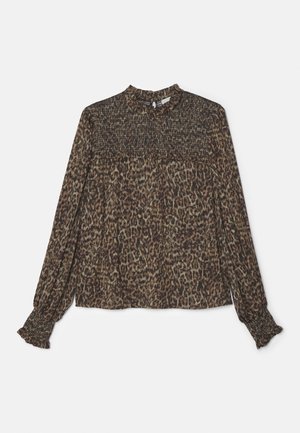 Leopardmønstret bluse i nuancer af brun og grøn, med høj hals, lange ærmer og smockdetaljer ved kanten og manchetterne.