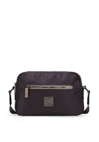 Bolso de hombro de nailon morado con un bolsillo frontal con cremallera, correa ajustable y una placa con el logotipo en tono dorado. Textura suave y diseño minimalista.