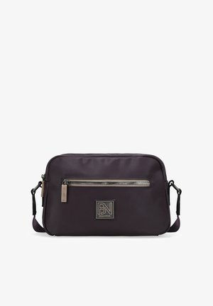 Bolso de hombro de nailon morado con un bolsillo frontal con cremallera, correa ajustable y una placa con el logotipo en tono dorado. Textura suave y diseño minimalista.