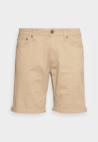 Pantalones cortos de algodón beige hasta la rodilla con puños enrollados, cierre frontal de botón y cremallera, trabillas para cinturón y diseño de cinco bolsillos sobre un fondo blanco.