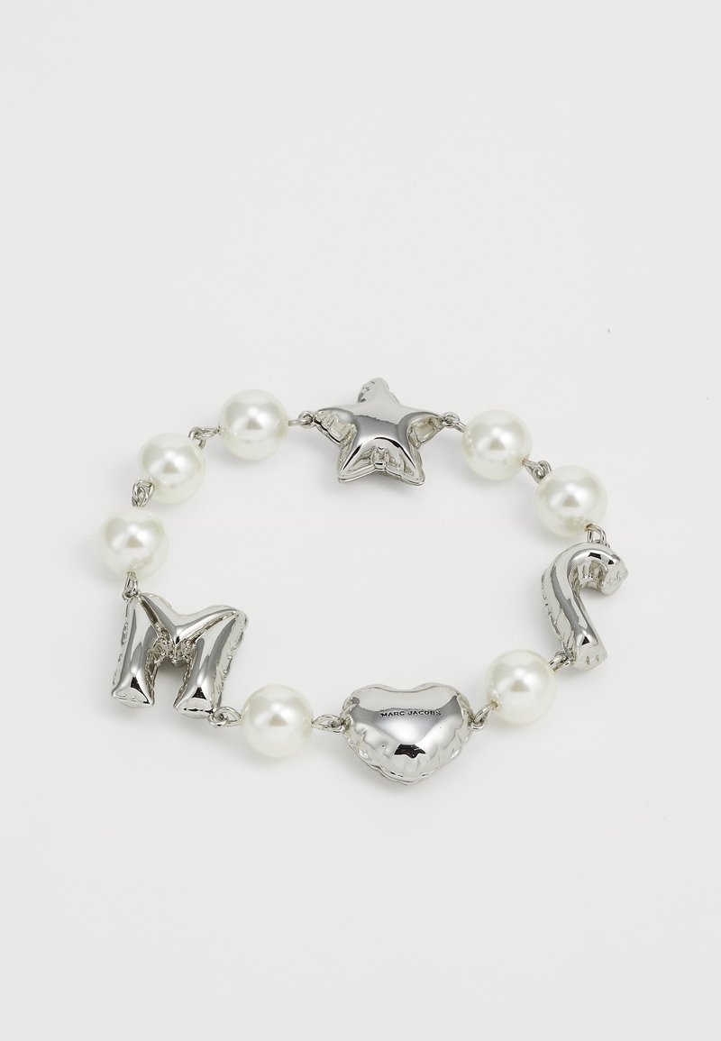 Sølv charms armbånd med perleperler, stjerner, hjerter og bokstaven "M". Glansfull overflate med graveringer på charms.