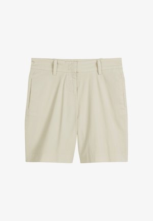 Beige bomulds shorts med en glat tekstur, der har en flad front, to sidelommer og bælteløkker. Rent design uden synlige mønstre.