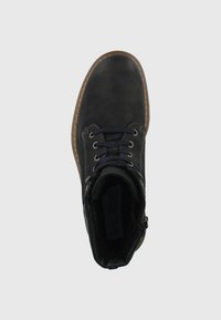 Botín de cuero negro hasta el tobillo con cordones azul, puntera redonda, acabado texturizado, suela marrón y detalle de costura lateral. Etiqueta interior visible.