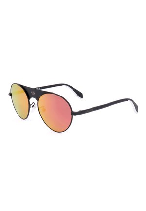 Occhiali da sole aviator con montatura nera, lenti specchiate arancione-rosse e naselli bianchi, mostrati su sfondo bianco.
