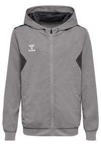 Grå zip-up hoodie lavet af tekstureret stof, med en netforet hætte, sorte accenter på skuldrene og et trykt logo på brystet.