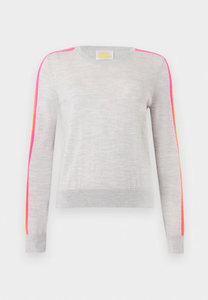 Pull gris clair à manches longues avec des rayures néon rose et jaune le long des épaules et des manches, des poignets côtelés et un col rond.