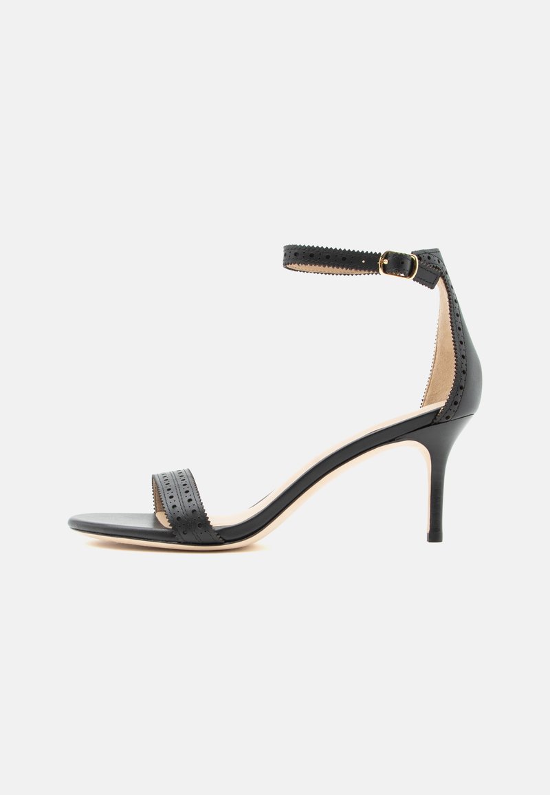 Must nahast kõrge kontsaga sandaal perforatsioonidega, avatud varbaosaga, kuldse pandlaga pahkluu rihmaga ja peene piikkontsaga.