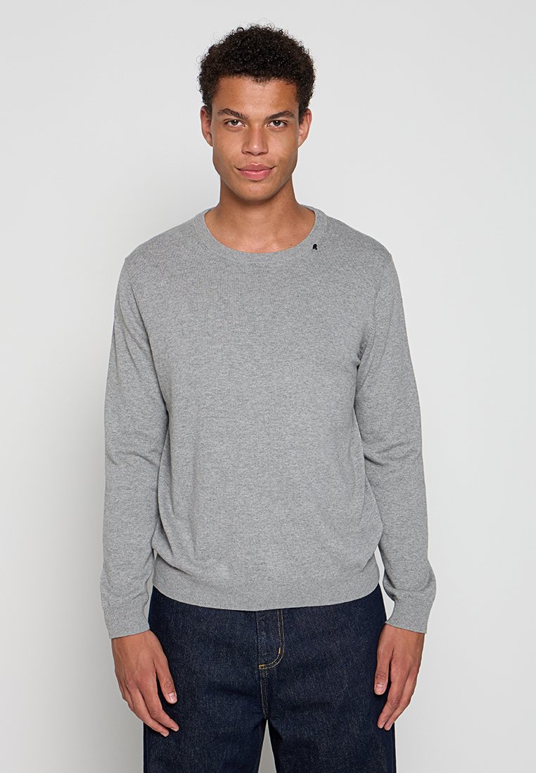 Grauer langärmeliger Rundhals-Pullover aus weichem Stoff, mit gerippten Bündchen und Saum, sowie einem dezenten Logodetail auf der Brust.