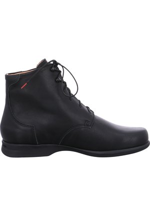 Bottine en cuir noir à fini lisse, bout rond et laçage à l'avant. Comprend un accent rouge subtil, une cheville rembourrée et une semelle plate.