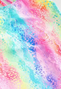 Tissu multicolore présentant un design dégradé avec des vagues de rose, bleu, vert et orange. Texture translucide avec des motifs subtils.