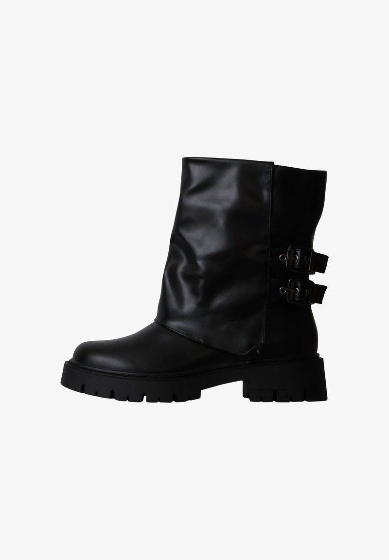 Botte noire en cuir mi-mollet avec deux boucles latérales et une semelle crantée épaisse.