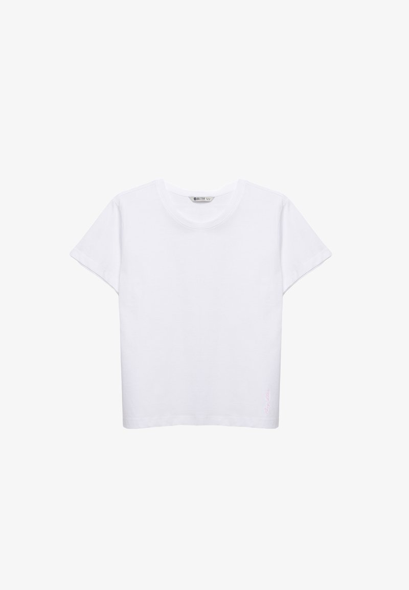 Balts kokvilnas T-krekls ar īsām piedurknēm, apaļu kakla izgriezumu un nedaudz saīsinātu piegriezumu. Tam ir diskrets rozā izšūts teksts apakšmalā.