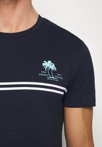 TOM TAILOR DENIM Triko s potiskem - dark blue