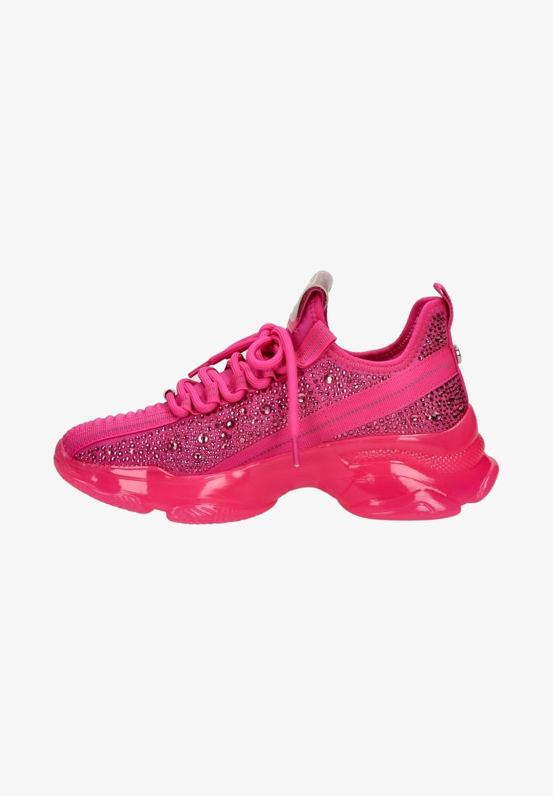 Baskets de sport roses avec une tige en tissu texturé rehaussée de strass, semelle transparente épaisse et lacets, conçues pour le style et le confort.