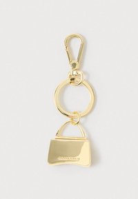 Guldmetallet nøglering med en karabinhage, cirkulær ring og et lille håndtasketilbehør graveret med "COCCINELLE."