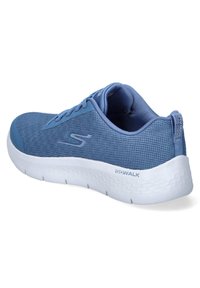 Blå mesh sneakers med en vit gummisula, med en texturerad ovandel, snörningsdesign och subtil varumärkesdetaljering på hälen.