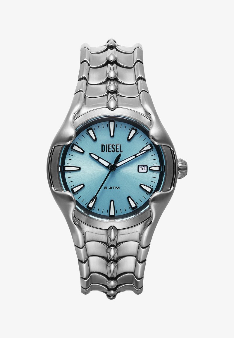 Reloj de pulsera de metal plateado con un dial azul, que presenta marcadores de hora luminosos, pantalla de fecha y una correa de acero inoxidable con un diseño único.