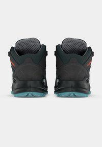 Schwarze und graue Wanderschuhe mit einem gepolsterten Schaft und Netzfutter, ausgestattet mit einer blauen Profilsohle und einem orangen Logo-Detail an der Ferse.