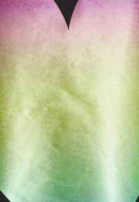 Tessuto gradient con una consistenza liscia, che passa dal viola nella parte superiore al verde nella parte inferiore, formando una forma a cuore.