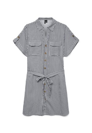 Elastīga pogājama krekls tumši z blue un baltām vertikālām svītrām. Iespējas divas krūšu kabatas, īsas piedurknes un sieta josta viduklī.