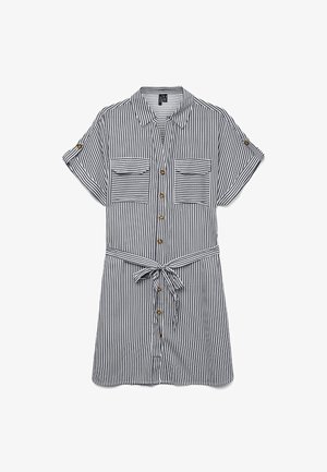 Hingav särk sinise ja valge vertikaalse triibuga. Omab kahte rinnaotsa taskut, lühikesi varrukasid ja vööde sidumiseks vöö kohta.