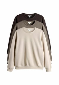 Tres sudaderas de cuello redondo apiladas, de colores beige, topo y marrón oscuro, exhibidas sobre un fondo blanco.