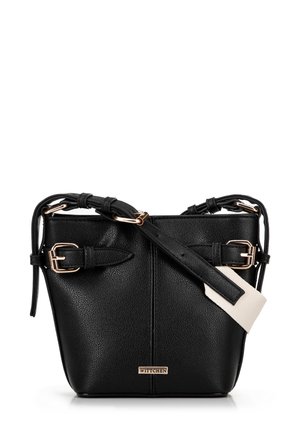 Sac à main en cuir noir avec une finition texturée, doté d'accents en métal doré, de poignées doubles et d'un fond plat. Nom de la marque visible sur le devant.