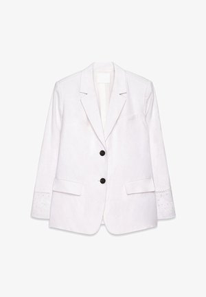 Blazer bianco in lino con revers a punta, due bottoni neri, tasche laterali e polsini rifiniti con pizzo. Texture liscia e design sartoriale.