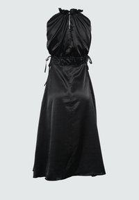Černé saténové šaty s halter výstřihem a nařaseným pasem. Mají otvor ve tvaru slzy a nastavitelné vázání na obou stranách. Elegantní a hladká textura.